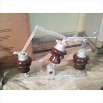 Transmission line disconnect switch