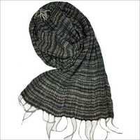 काले हाथ से बुना हुआ टसर क्रिंकल स्कार्फ