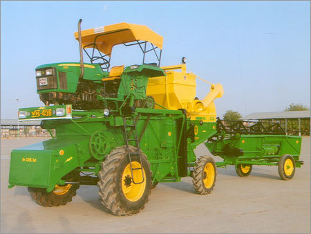 Vk 456 Trader Combine (4 व्हील ड्राइव) एक आधुनिक कृषि उपकरण है जो बेहतर उत्पादन और कार्यक्षमता के लिए डिजाइन किया गया है। इसका 4 व्हील ड्राइव सिस्टम इसे विभिन्न प्रकार की ज़मीनी परिस्थितियों पर चलाने में सक्षम बनाता है, जिससे यह खेती के कार्यों के लिए आदर्श बन जाता है।