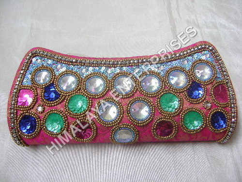 मोतीयुक्त क्लच बैग
