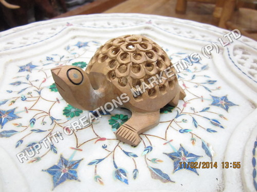 लकड़ी में निर्मित कछुआ