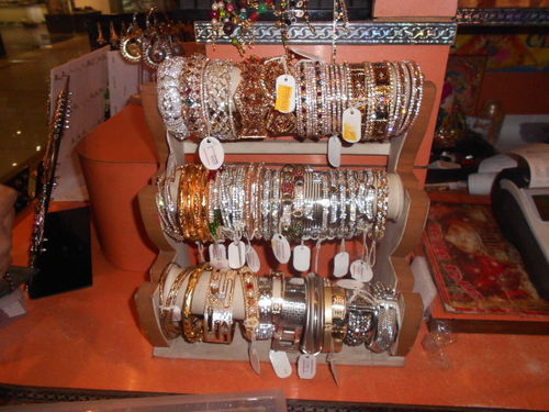 गोल्ड प्लेटेड चूड़ियां