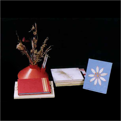 हाथ से बनाए गए कागज की किताबें