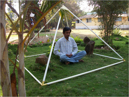 एल्यूमिनियम ध्यान पिरामिड