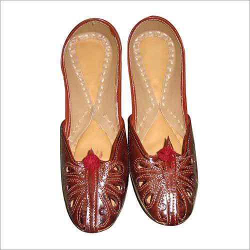 ब्राउन डिज़ाइनर लेडीज़ मोजरी