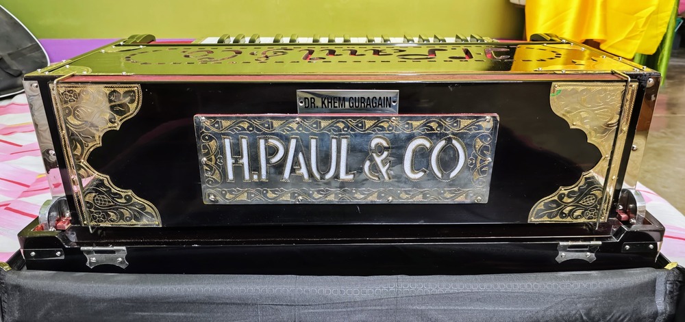 स्टाइलिश हार्मोनियम