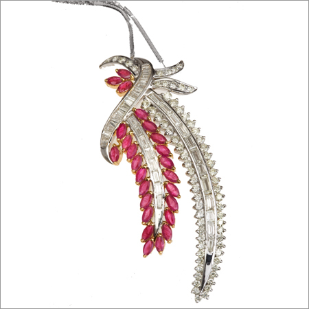 रूबी के साथ डिज़ाइनर डायमंड पेंडेंट