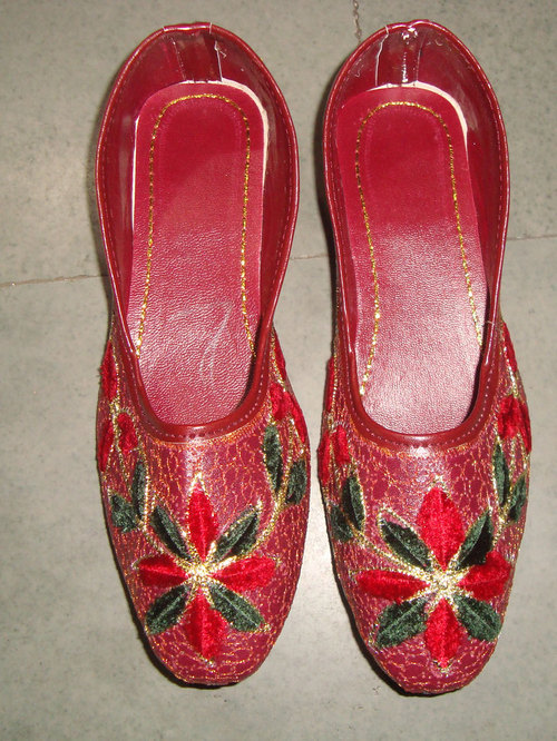 लाल भारतीय महिला मोजरी