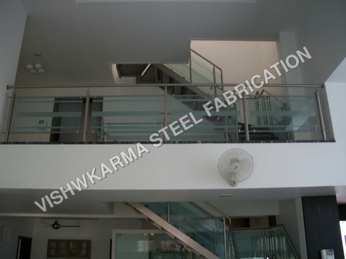 गिलास के साथ एसएस रेलिंग