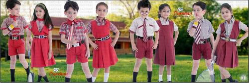 स्कूल यूनीफॉर्म