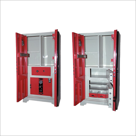 अंदर अलमीरा