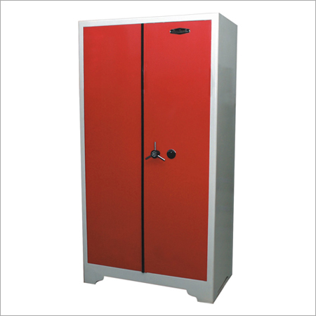 बाहर अलमीरा