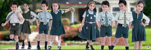 स्कूल यूनीफॉर्म