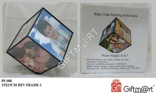 ब्लैक रिवॉल्विंग क्यूब