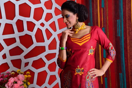 मैजेंटा और मिक्स लेडीज़ सलवार सूट