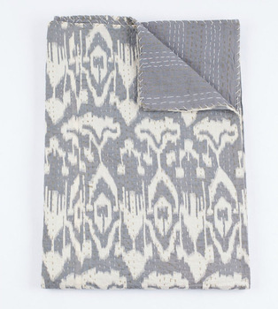 ग्रे में 100% कॉटन इकत कांथा क्विल्ट