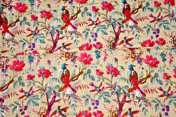 बेज रंग में 100% कॉटन क्वीन साड़ी कांथा रजाई