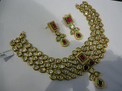 वाटिका हाई फिनिश कुंदन ब्राइडल नेकलेस सेट