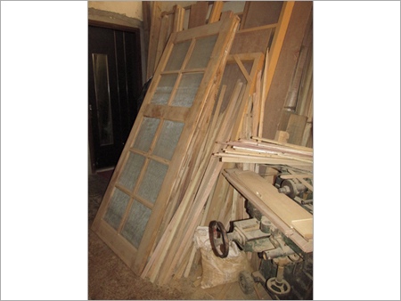 मशीन से बने हुए लकड़ी के दरवाज़े