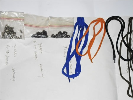 रंगीन लेस स्क्रैप