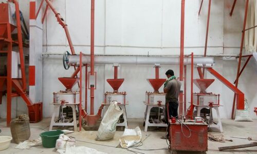 Flour Milling Machine - Mild Steel, 700 kg/h to 1 ton/h | Automatic Operation, Low Noise, Energy Efficient