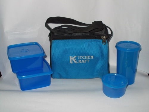 गिलास के साथ लंच बॉक्स