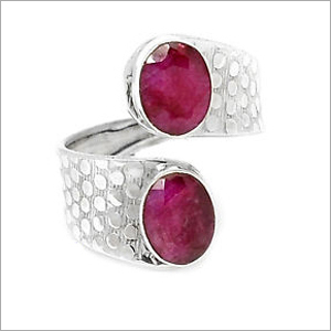 रूबी की अंगूठियाँ स्टर्लिंग चांदी में