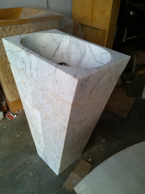 डिज़ाइन की गई वॉश बेसिन