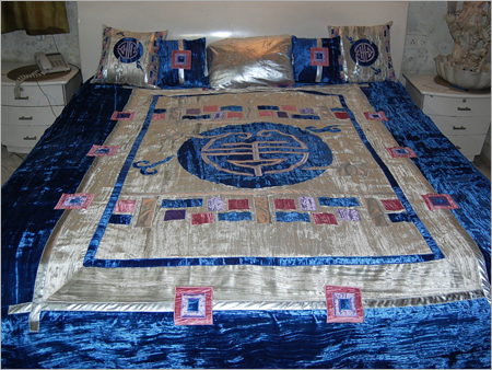 कुचले हुए वेल्वेट बेड कवर