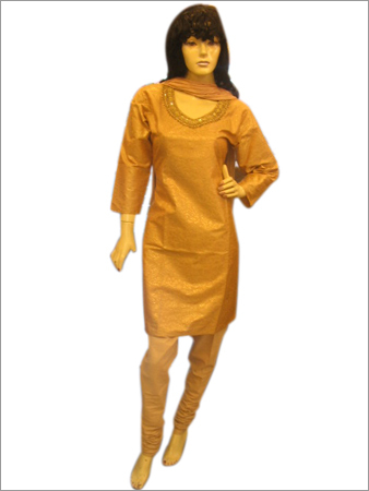 हाथ से कढ़ाई किया हुआ रेशमी सूट