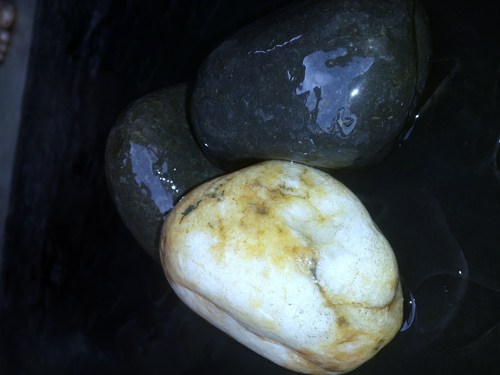 प्राकृतिक नदी के पत्थर के बोल्डर