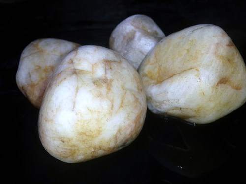 प्राकृतिक नदी का सफेद बोल्डर