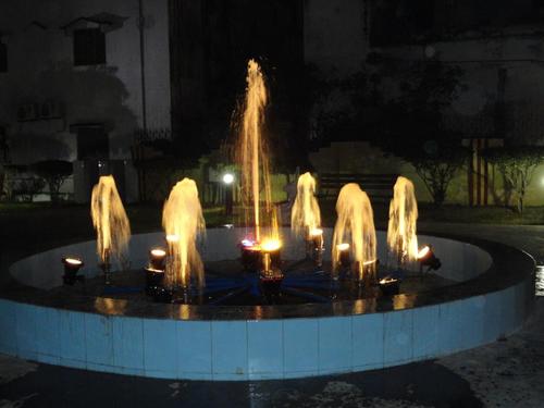 येलो लाइटिंग वाटर फाउंटेन