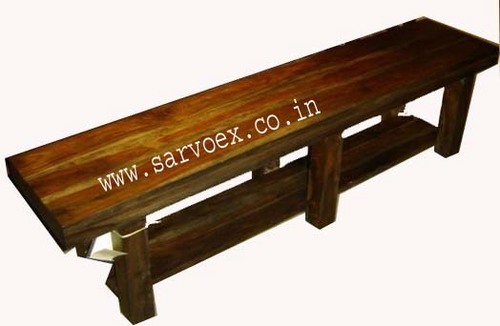 लकड़ी से हाथ से बनाए गए बेंच