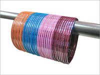 रंगीन धातु की चूड़ियाँ