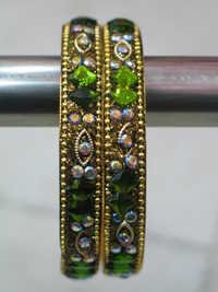 पत्थर जड़े हुए धातु के कड़ा