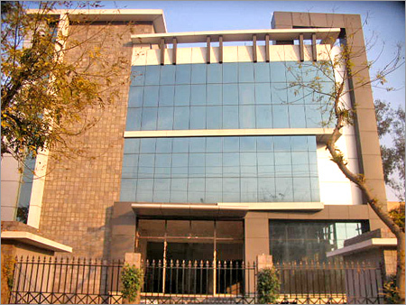एल्यूमिनियम क्लैडिंग का निर्माण