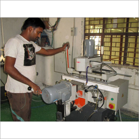 यूपीवीसी रूटिंग मशीन