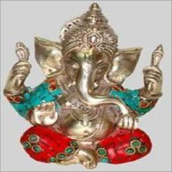 चाँदीदार समाप्ति वाले गणेश की मूर्ति