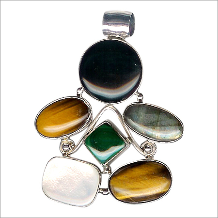 चमकदार चांदी का लॉकेट