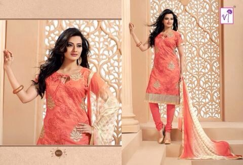 कढ़ाई वाले रेशमी सूट