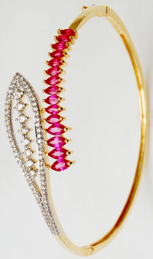 18K Gold Diamond Modern Ladies Half Bangle  Gender: Women