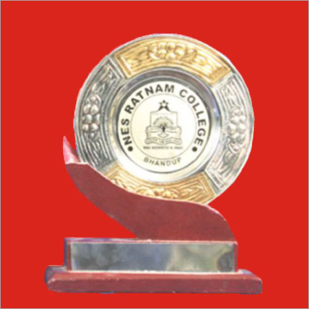 धातु और लकड़ी के ट्रॉफी