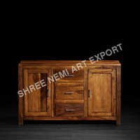 पॉलिश की हुई लकड़ी की अलमारियाँ