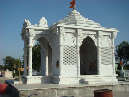 हाथ से बने सफेद संगमरमर के मंदिर