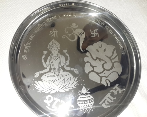 पूजा थाली पर उत्कीर्णन