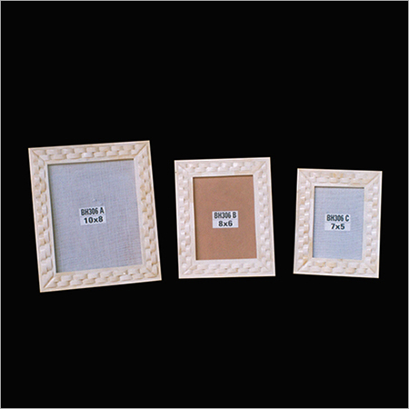 खुदा हुआ लकड़ी का फोटो फ्रेम