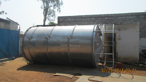 Chemical Tanks का उपयोग विभिन्न रासायनिक पदार्थों को संग्रहित करने और सुरक्षित परिवहन के लिए किया जाता है। ये टैंक उच्च गुणवत्ता वाली सामग्री से बने होते हैं जो रासायनिक प्रतिक्रिया के प्रति प्रतिरोधी होते हैं।