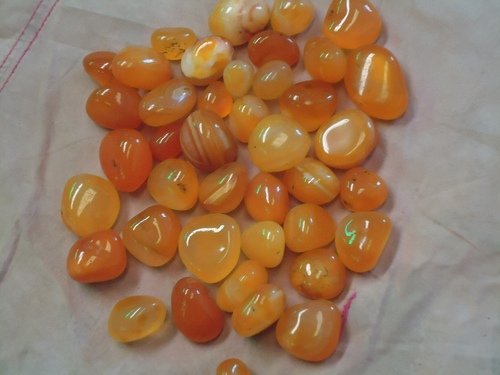 पीले पॉलिश किए हुए कंकड़