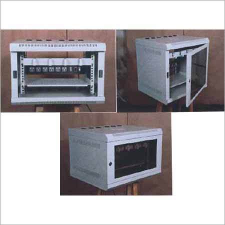 दीवार पर स्थापित अलमारियाँ